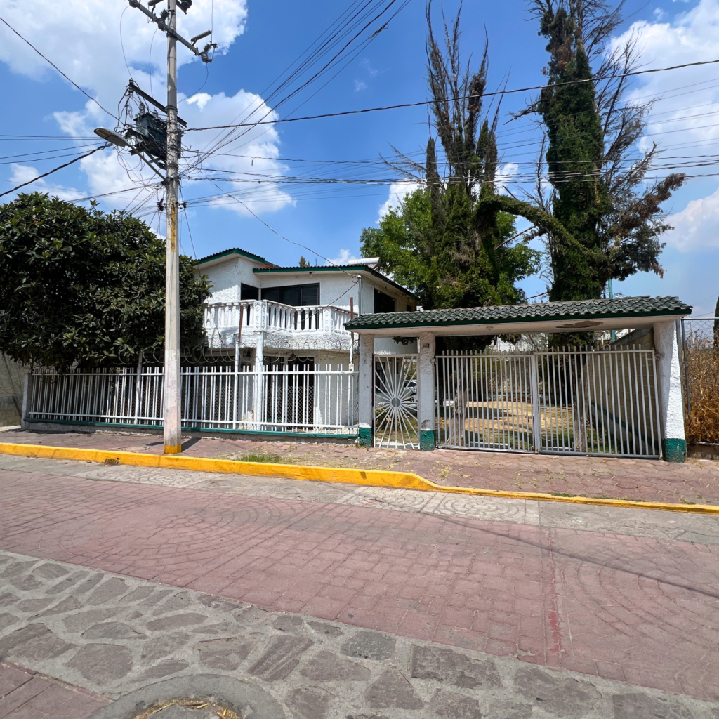 Casa en venta en Chiautla Texcoco Estado de México con jardín amplio y 4 habitaciones